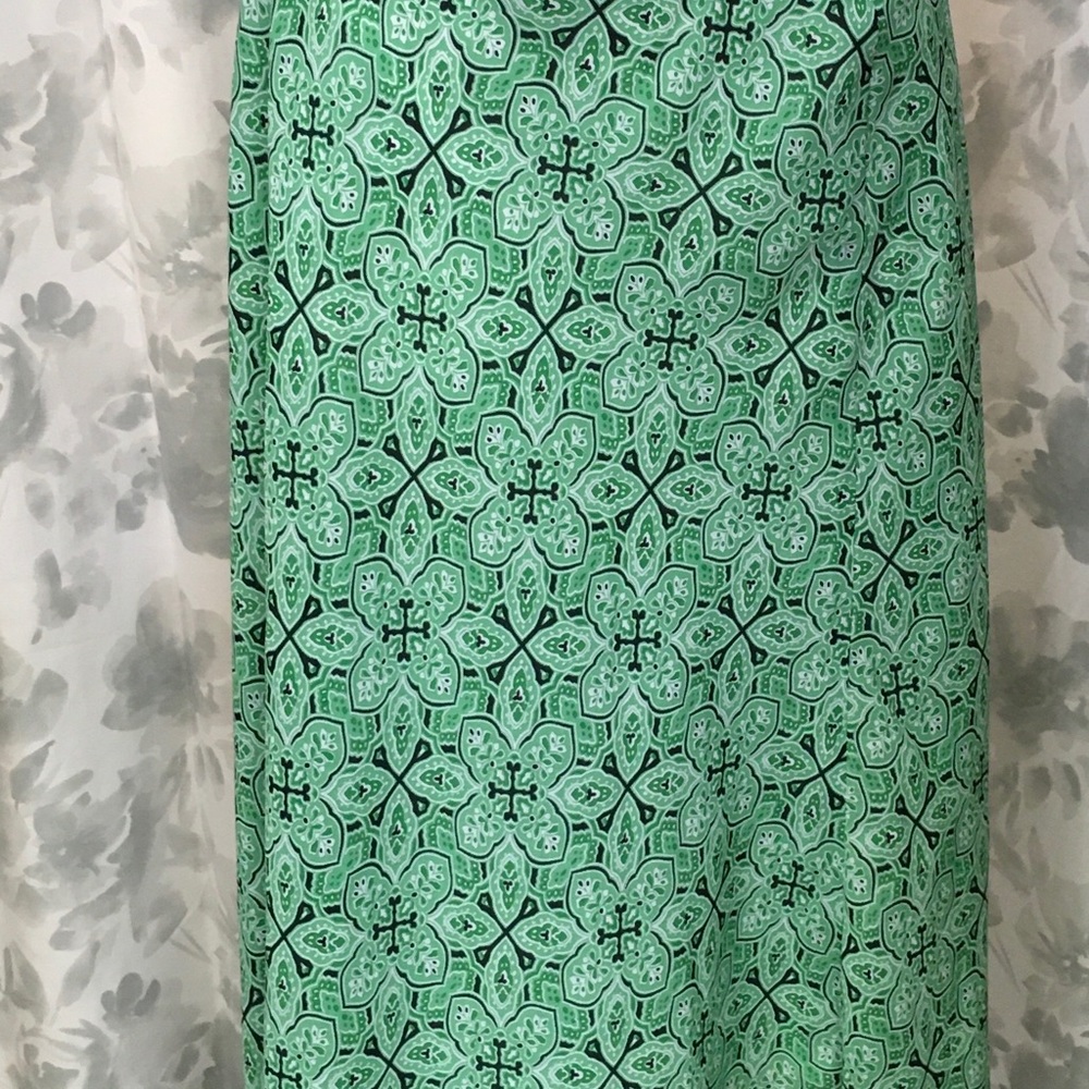 ATTYRE New York.  Green Pattern.  Size 8.  Wrinkle Free.